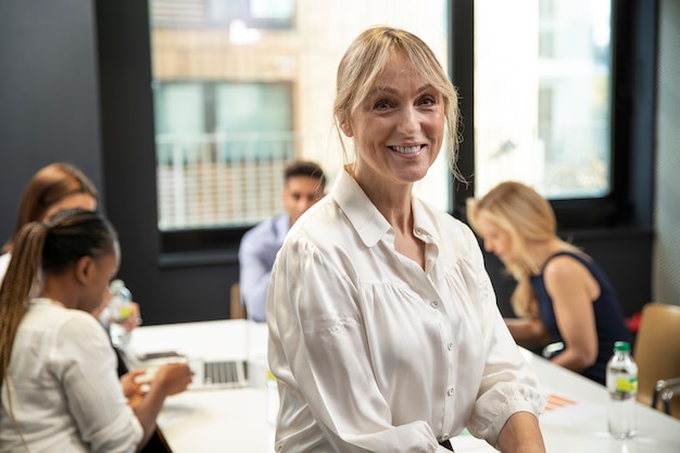 Photo gratuite femme d'affaires habilitée à coup moyen au bureau