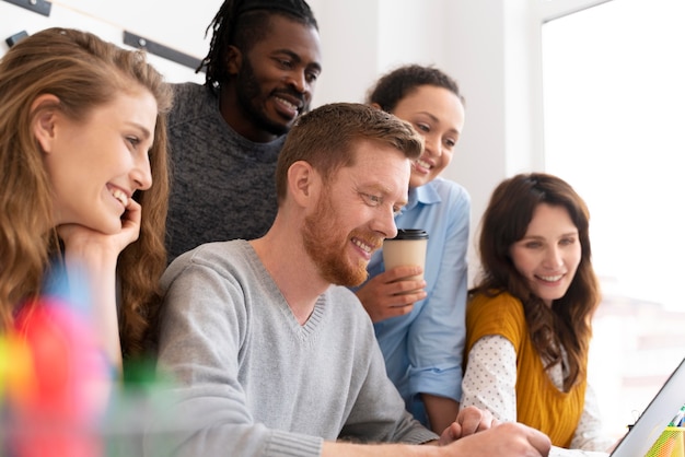 Photo gratuite gros plan des personnes souriantes célébrant