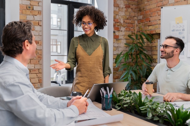 Photo gratuite gros plan sur le travail de l'équipe de jeunes entreprises