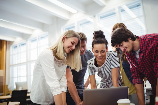 Photo gratuite groupe de dirigeants d'entreprises utilisant un ordinateur portable à leur bureau