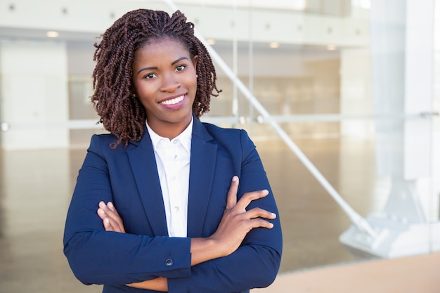 Photo gratuite heureux professionnel réussi posant près d'immeuble de bureaux