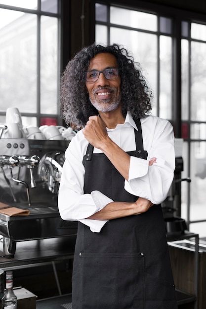 Photo gratuite homme souriant à coup moyen dans un café