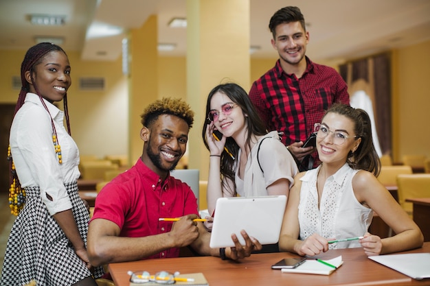 Photo gratuite les jeunes posent dans la bibliothèque