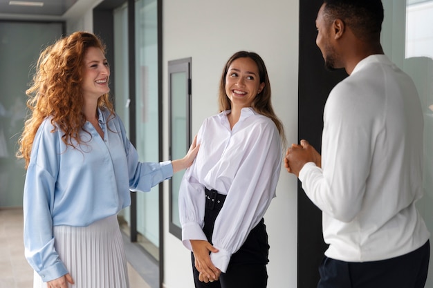 Photo gratuite personne exprimant son appréciation à ses collègues de travail