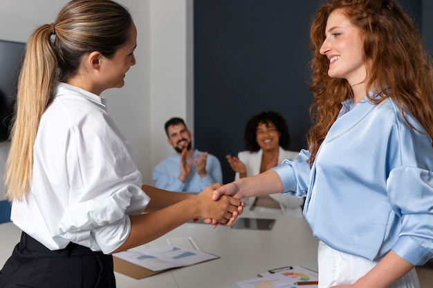 Photo gratuite personne exprimant son appréciation à ses collègues de travail