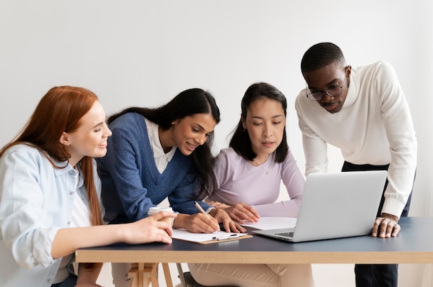 Photo gratuite personnes pratiquant l'intégration sociale dans l'espace de travail