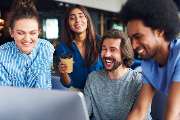 Photo gratuite plan de jeunes collègues partageant des concepts ensemble