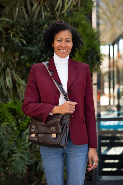 Photo gratuite portrait of senior woman in blazer professionnel à l'extérieur