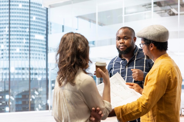 Photo gratuite professionnels et agents immobiliers planifiant une rénovation d'espaces de bureaux urbains