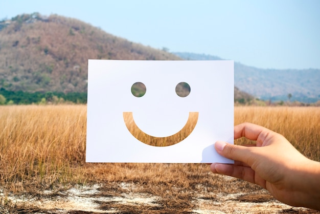 Photo gratuite visage souriant de papier perforé joyeux de happines