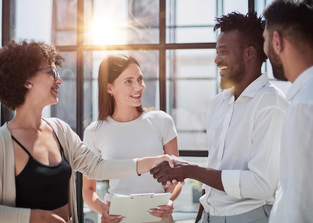 Photo félicitant les nouveaux associés dans le bureau moderne