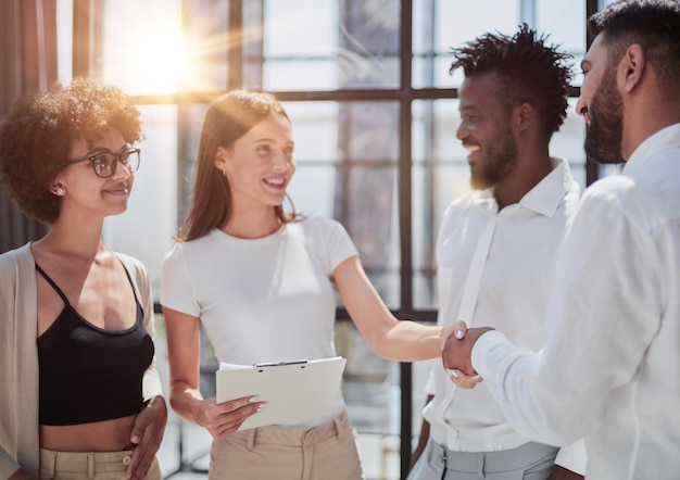 Photo félicitant les nouveaux associés dans le bureau moderne