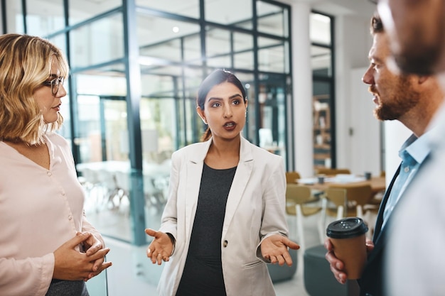 Photo les femmes d'affaires ou en conversation se rencontrent dans un bureau moderne pour des idées de travail d'équipe ou de collaboration l'investisseur entrepreneur et l'actionnaire s'expriment dans une discussion pour la planification de rétroaction ou le projet