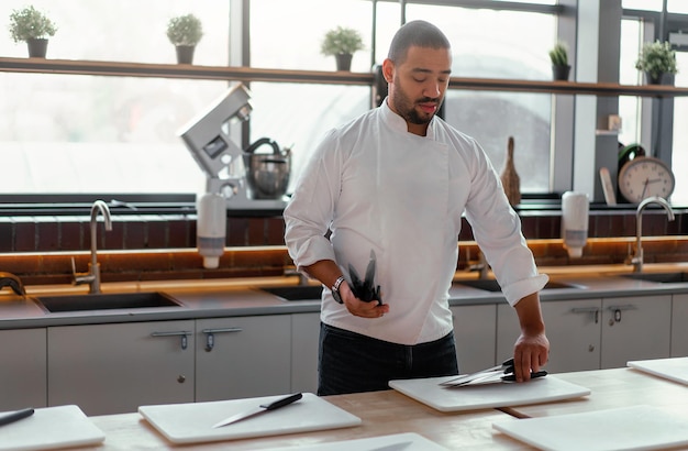 Photo jeune homme travaillant sur une table.