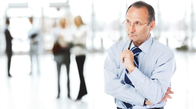 Photo portrait d'un homme d'affaires pensant sur fond de bureau