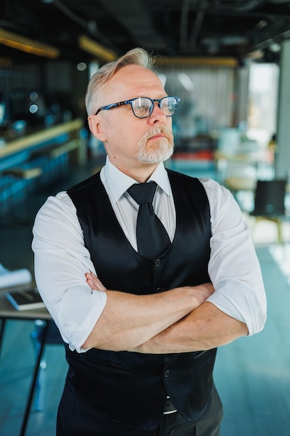 Photo portrait d'un vieil homme d'affaires barbu en chemise blanche et cravate avec des lunettes sur le visage homme aux cheveux gris d'affaires dans le bureau