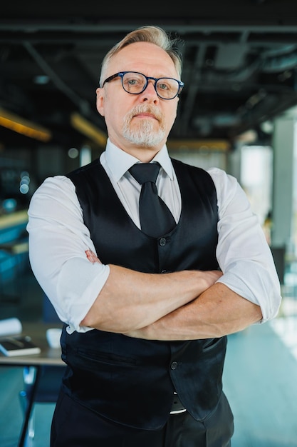 Photo portrait d'un vieil homme d'affaires barbu en chemise blanche et cravate avec des lunettes sur le visage homme aux cheveux gris d'affaires dans le bureau