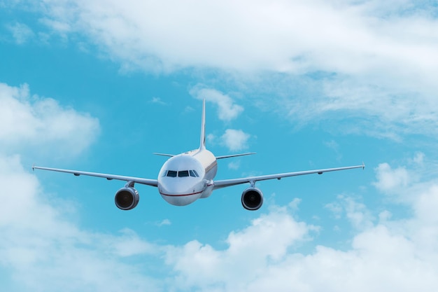 Foto volo dell'aeroplano nel cielo azzurro con nuvole. concetto di viaggio e trasporto.