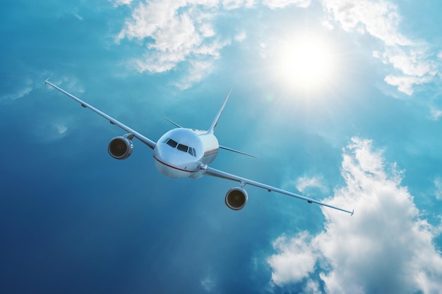 Foto volo dell'aeroplano nel cielo azzurro con nuvole. concetto di viaggio e trasporto.