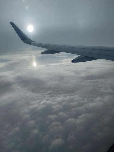 Foto belle nuvole viste dalla finestra di un aereo