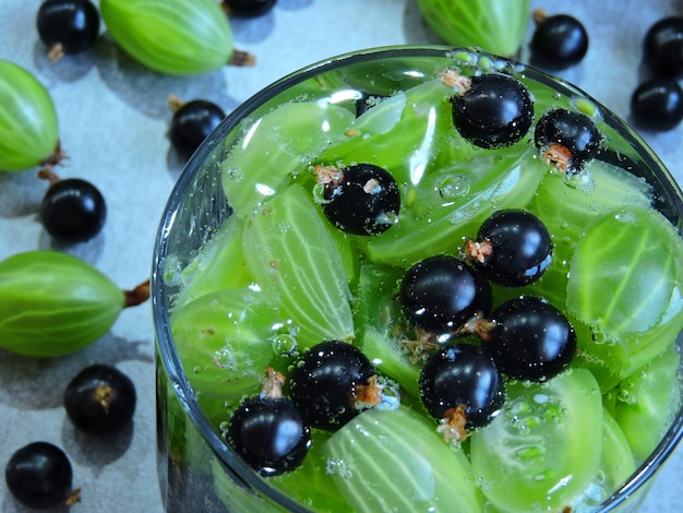 Foto bevanda di ribes nero e uva spina.