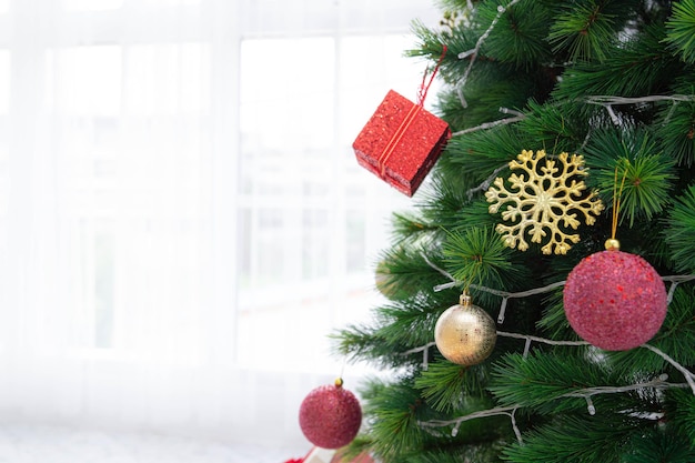 Foto albero di natale e decorazioni buon natale e felici vacanze