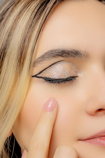 Foto primo piano di una donna caucasica con l'eyeliner nero