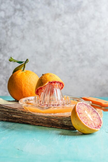 Foto prossimo piano di un frutto d'arancia su tavola