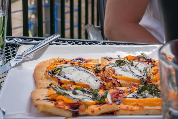 Foto close-up di fette di pizza nel piatto sul tavolo