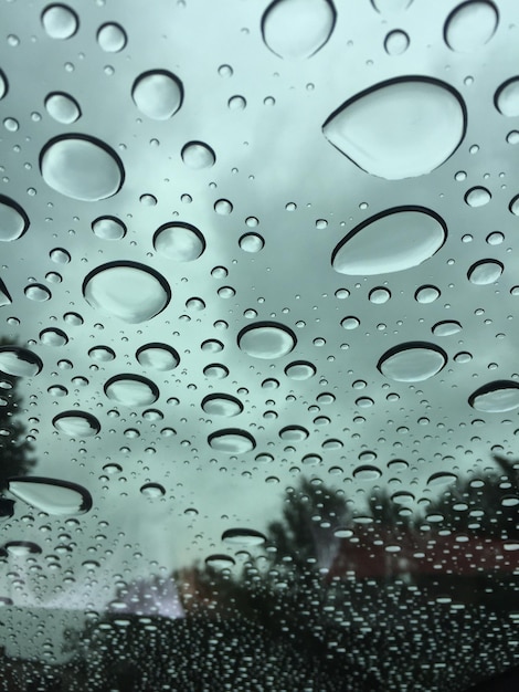 Foto close-up di gocce d'acqua su una finestra di vetro