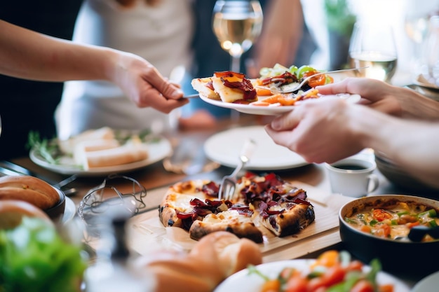 Foto close up di un gruppo di giovani amici che passano e servono cibo mentre si divertono insieme