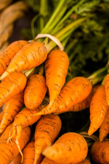 Foto prodotti biologici freschi in vendita presso il mercato degli agricoltori locali.