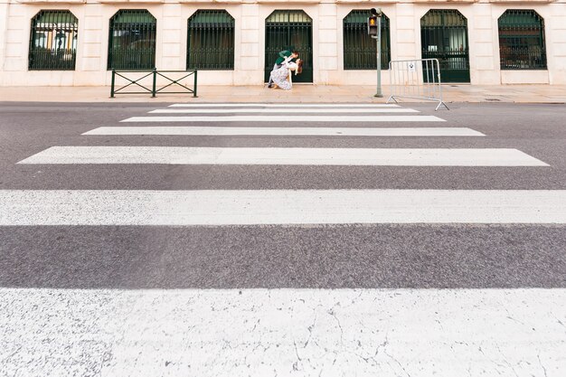 Foto la ragazza si è piegata all'indietro e il ragazzo la sostiene vicino all'edificio e alla segnaletica stradale di fronte a loro