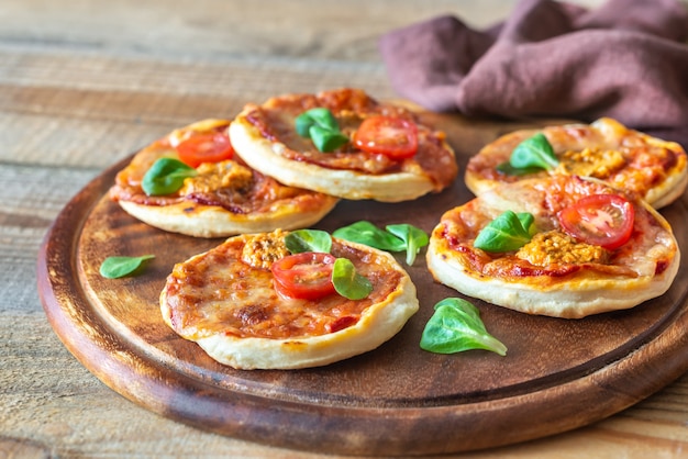 Foto mini pizze sulla tavola di legno