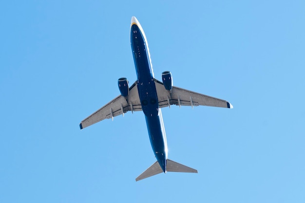 Foto aereo passeggeri che vola a bassa quota