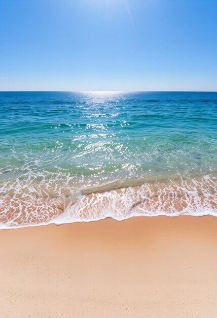 Foto un'immagine di una spiaggia con un'onda che si schianta su di essa