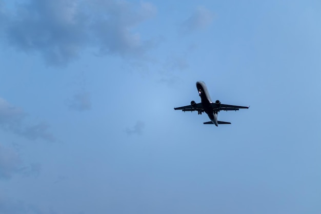 Foto un aereo che vola nel cielo con sopra la lettera s