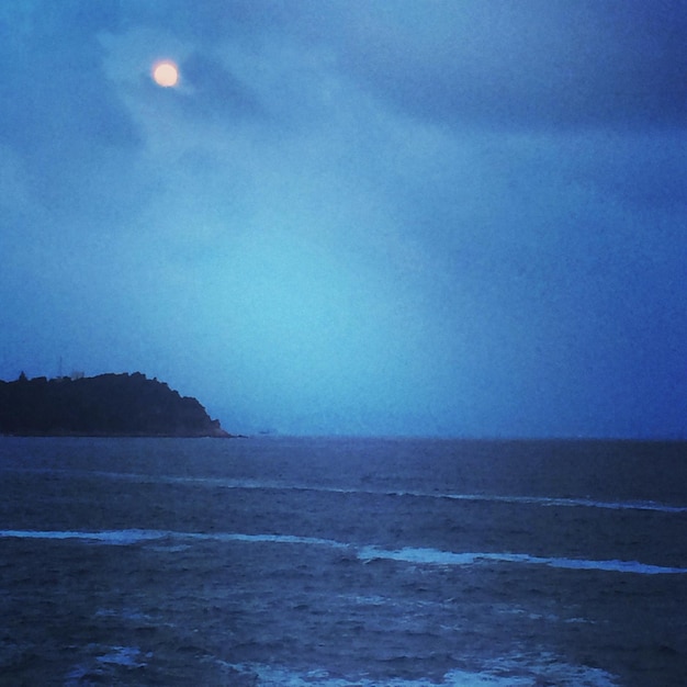 Foto vista panoramica del mare contro il cielo al crepuscolo