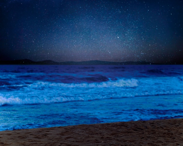 Foto cielo stellato della spiaggia di notte disegno collage