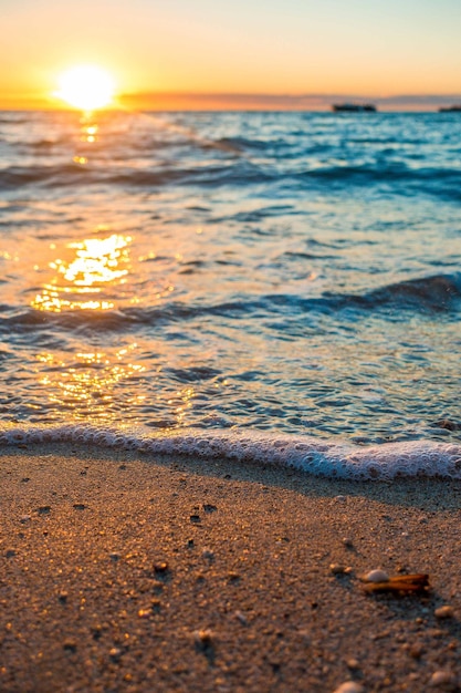 Foto livello della superficie della spiaggia al tramonto