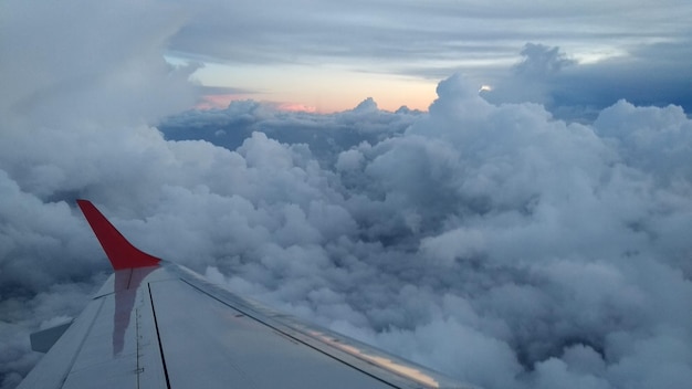 Foto vista del cielo nuvoloso durante il volo di un aereo passeggeri