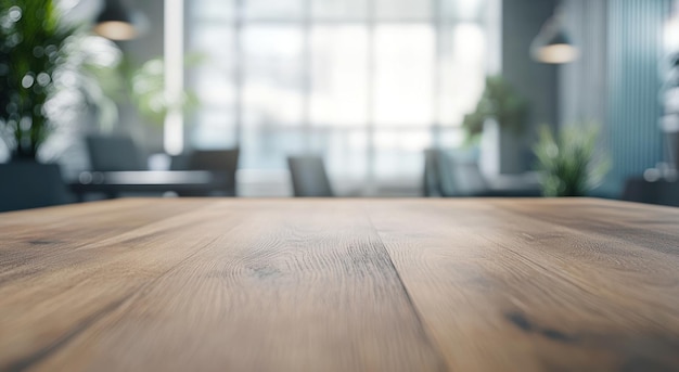 Foto un tavolo di legno in primo piano con uno spazio di lavoro moderno sfocato sullo sfondo