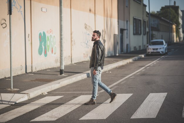 Foto giovane bello modello uomo barbuto attraente