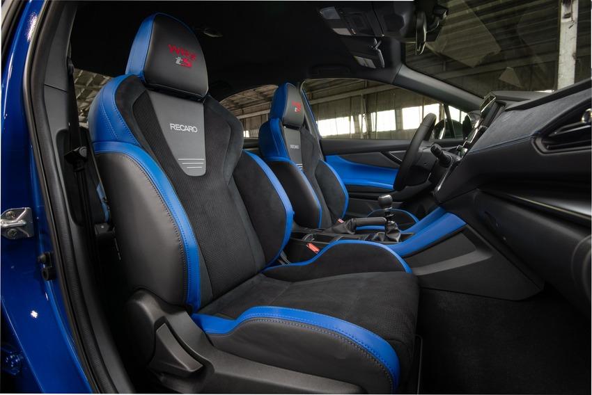 Recaro 跑車座椅的支撐度與包覆性一流，可營造出更為熱血的駕馭氛圍。