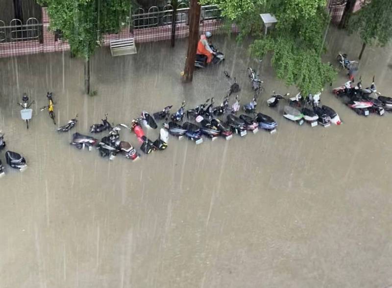 受颱風「彩雲」及鋒面接近影響，台北市午後下起暴雨，許多地區都傳出淹水災情。（圖取自「PTT」）