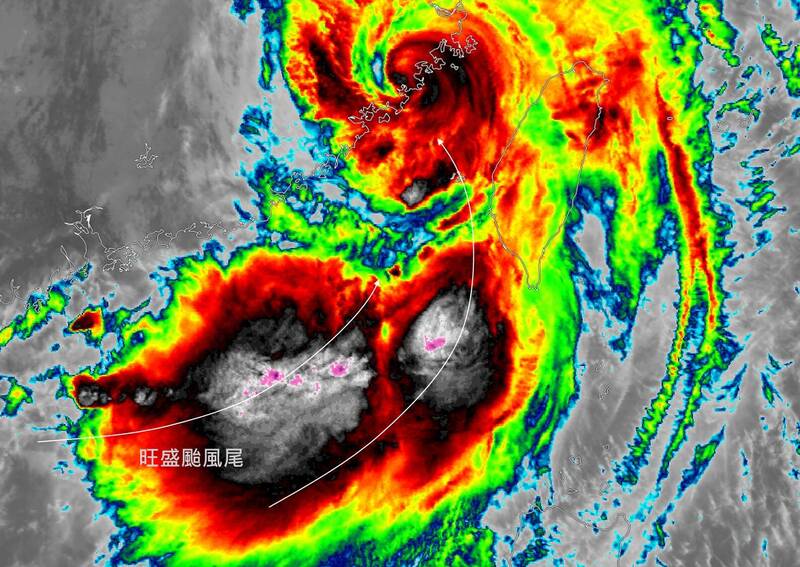 氣象粉專《台灣颱風論壇｜天氣特急》提醒，對流爆發非常旺盛，後續需密切注意西南海域的旺盛颱風尾。（圖擷自臉書《台灣颱風論壇｜天氣特急》）