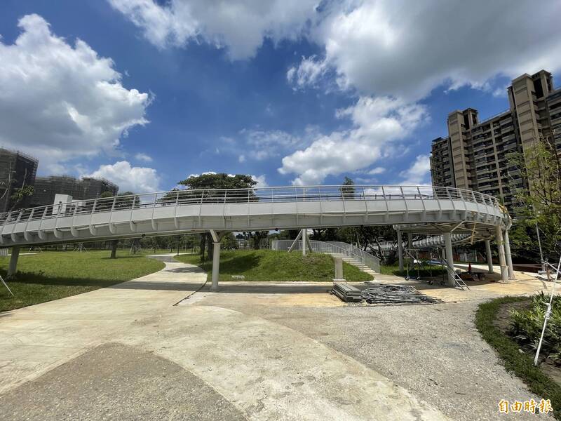 八德區楓樹腳公園旗艦型特色公園，高架景觀棧道大致完工。（記者謝武雄攝）