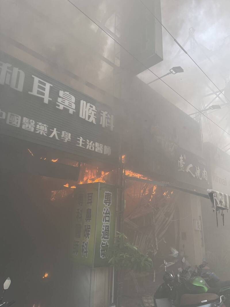 台中西區壹人燒肉店火警，2員工1死1命危，火勢波及隔壁耳鼻喉診所與廚具店。（消防局提供）