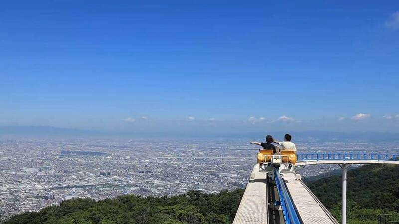 奈良縣山上的生駒山上遊樂園，設置「空中單軌單車」遊樂設施，保證讓遊客在不過分刺激情況下，獲得難忘的美好回憶。（圖擷取自@ikomasanjou 社群平台「X」）