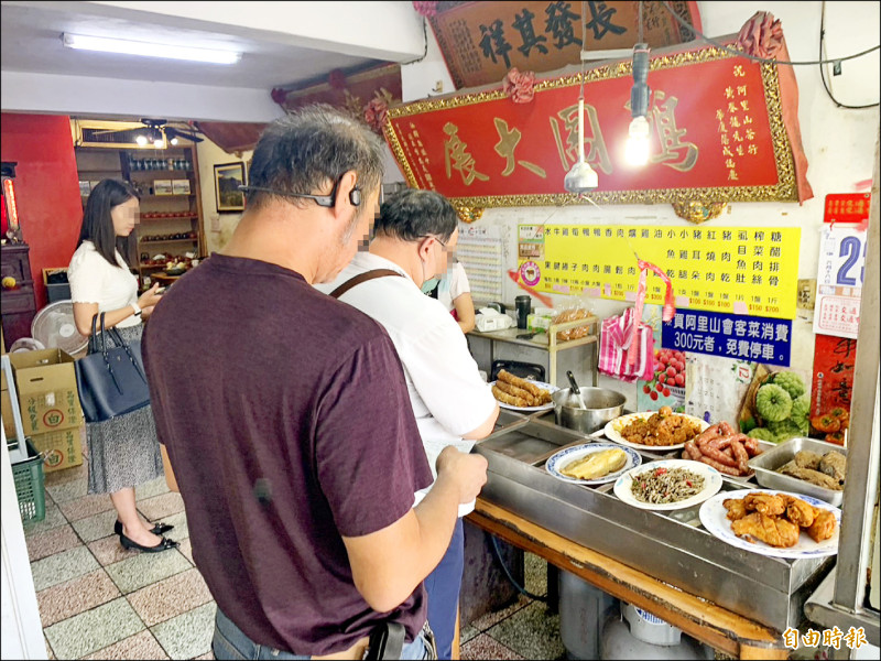 各地監所對會客菜有食安規定及違禁品查驗，規定繁複，專賣會客菜這門
特殊行業因應而生，大受歡迎。 （記者余瑞仁攝）